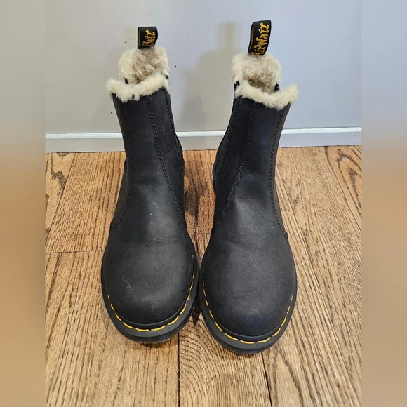 Dr. Martens Chelsea Black Leather Boots with Faux Fur Cream Lining. - Picture 2 of 7